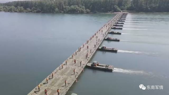 陆军舟桥分队14分钟飞架320米浮桥