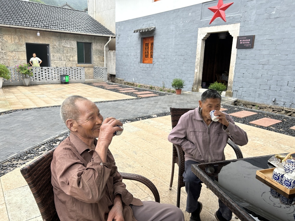 "这个双休,丽水市缙云县大源镇稠门村书记周榴敏为了父亲节村宴忙得脚