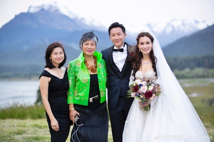 韩庚晒全家福为卢靖姗庆生,同框比心温馨幸福,女儿活泼可爱