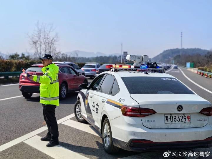 长沙高速交警:我在岗!温暖"警"色守护平安畅通