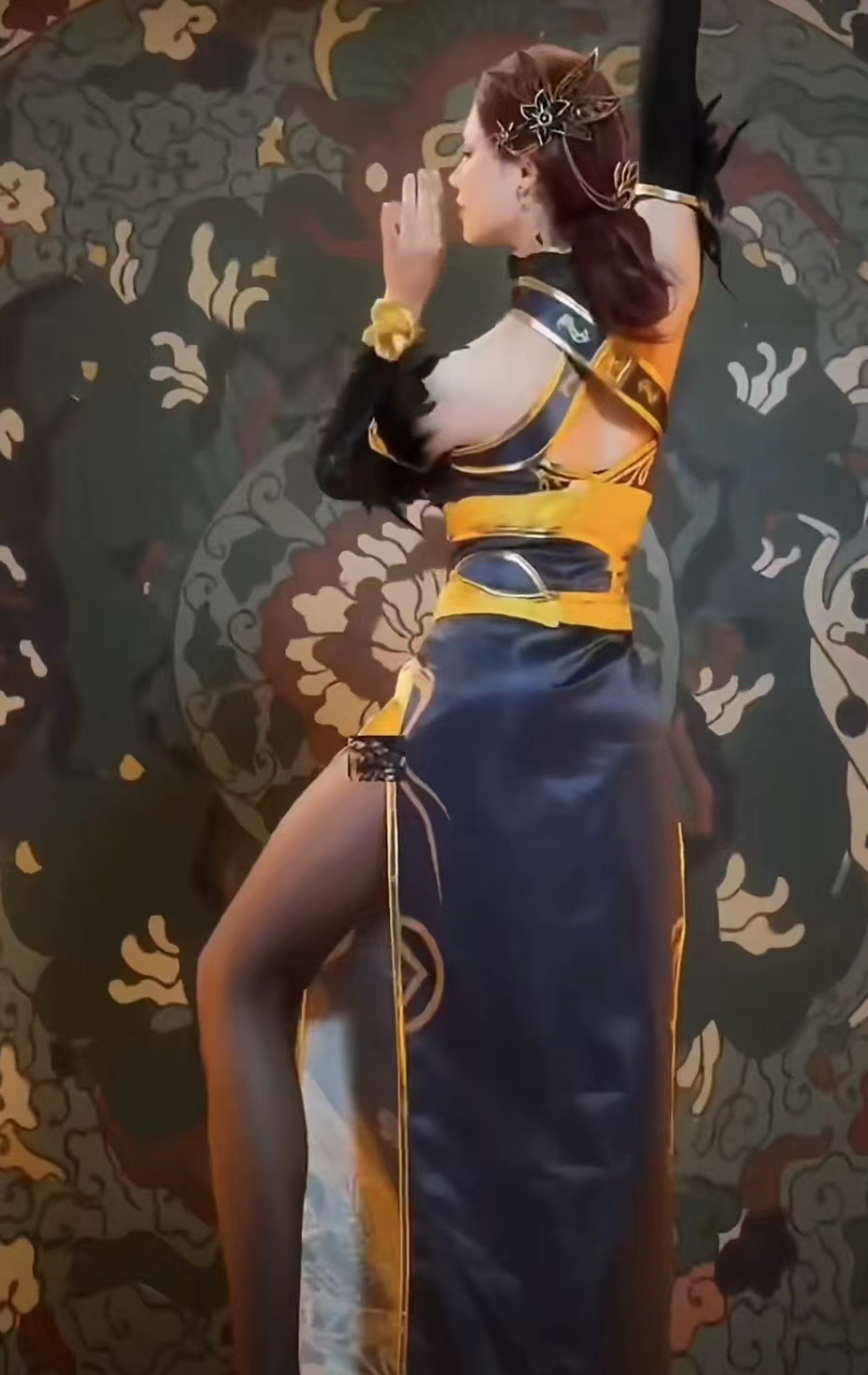 斗破苍穹:雅妃cos来了,口叼折扇,黑丝大长腿魅惑力拉满,太美