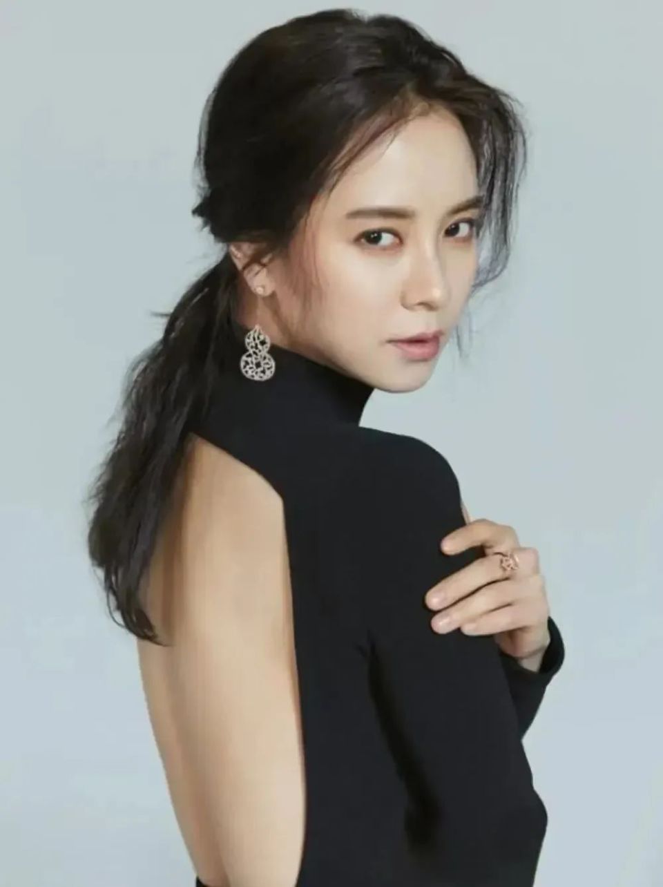 文 | 冰 姐近日,一直以纯天然素颜美貌制霸娱乐圈的韩国女明星宋智孝