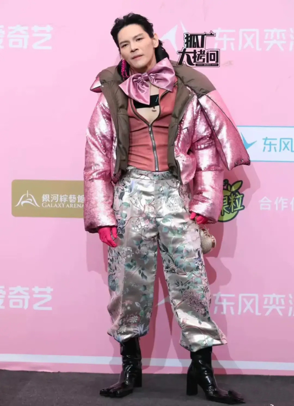 向佐是最能放下身段的富二代，他穿花棉袄戴耳环，像个娇俏小媳妇_腾讯新闻