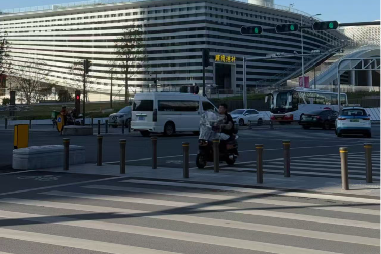 “湾区之眼”回应招牌争议：高度重视市民意见，将优化调整_腾讯新闻