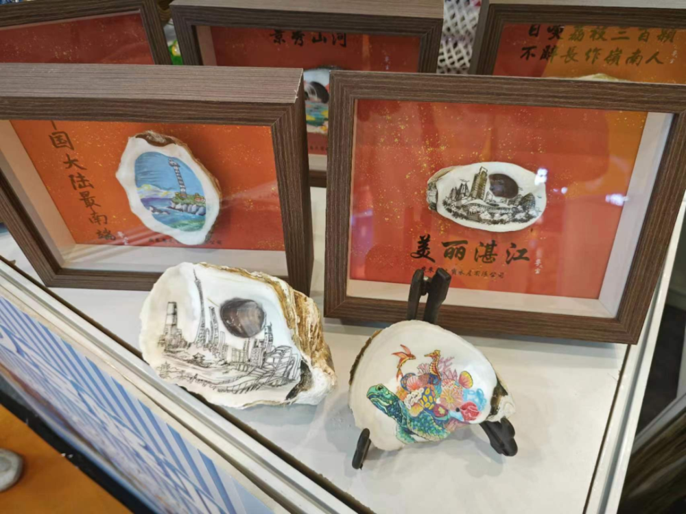 亮相本届广州国际旅展湛江本地特色产品蒲织,蚝壳画文创产品,醒狮摆件