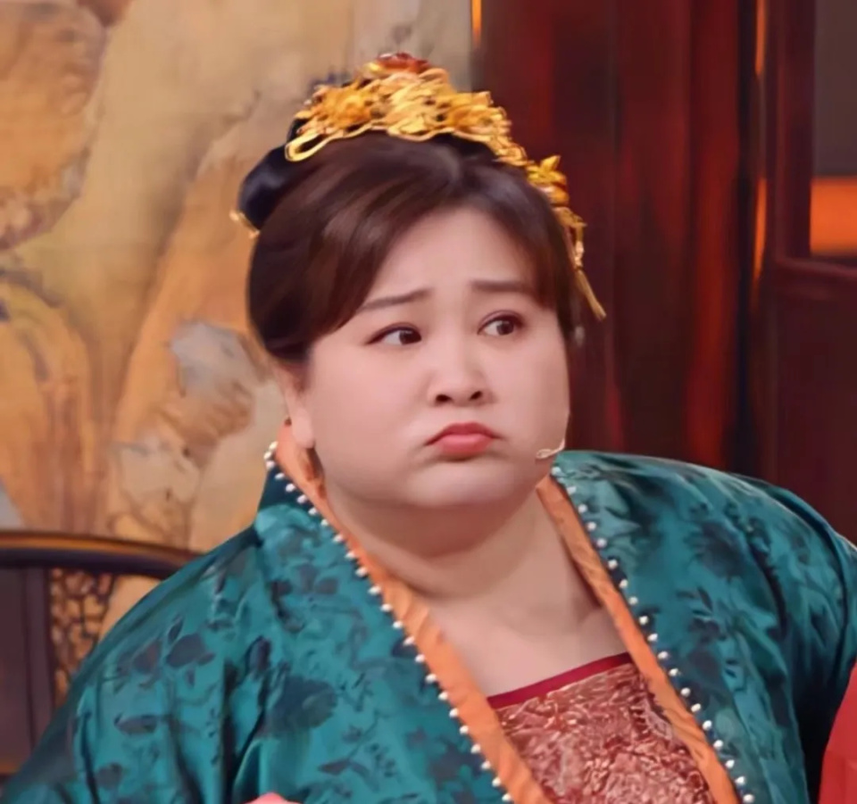 贾玲瘦100斤后样貌正式曝光:梨涡淡了皱纹多显老,像人