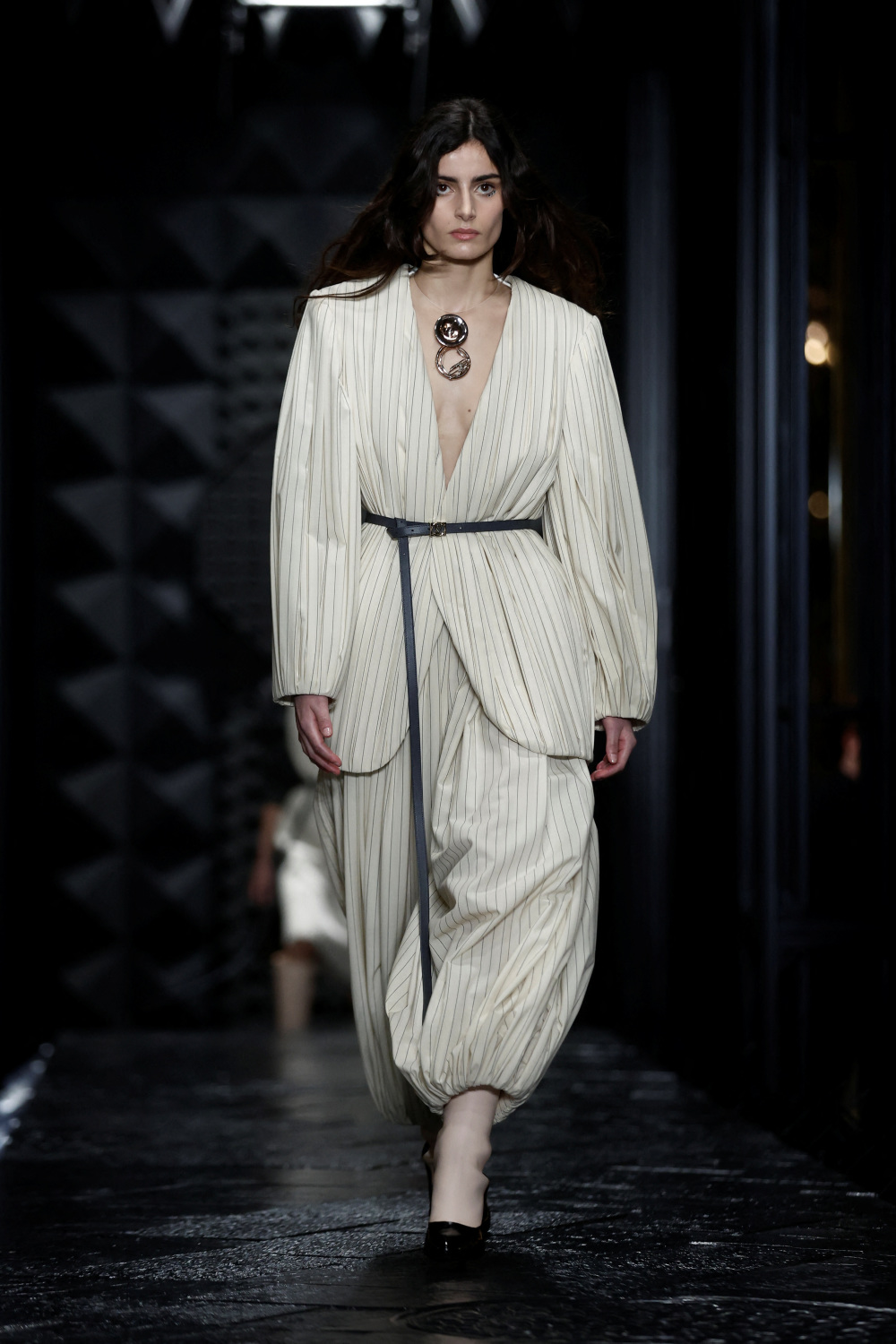 3月6日,模特在法国巴黎时装周上展示路易威登品牌的2023