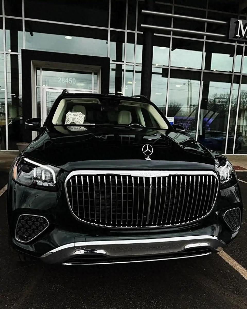 这款迈巴赫旗下的超旗舰suv,就意义上来讲已经完全超出了一款车的范畴