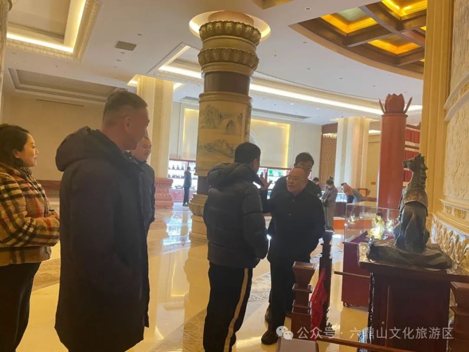 辽宁省红十字基金会副理事长张洪杰,著名艺人路遥一行6人赴六鼎山文化