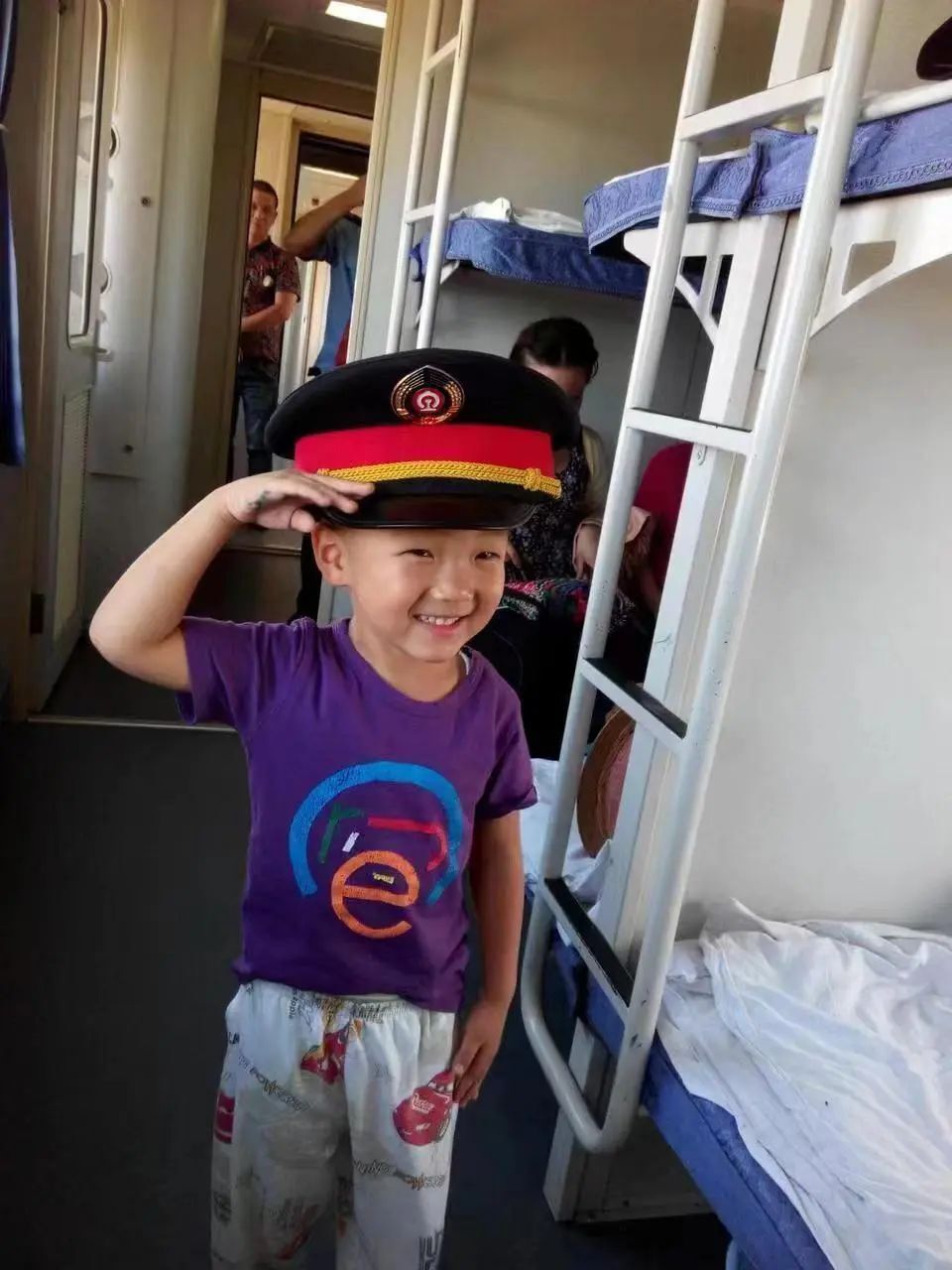 十年后,他们在同一趟列车上重逢了!