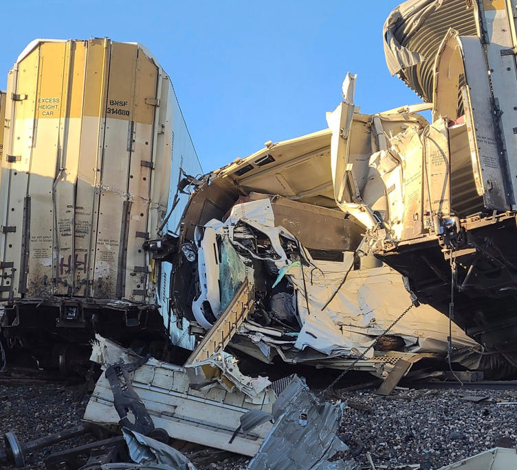 美国又现列车脱轨事故23节车厢严重损毁