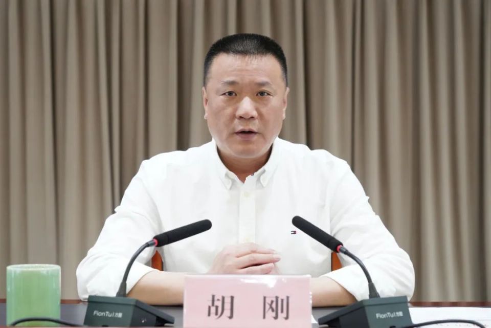 县委书记胡刚出席会议并讲话.县委副书记,县长李锋主持会议.