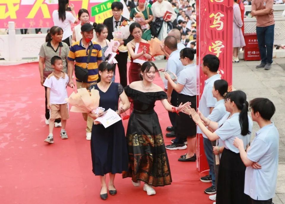 宁明中学举办高三成人礼活动