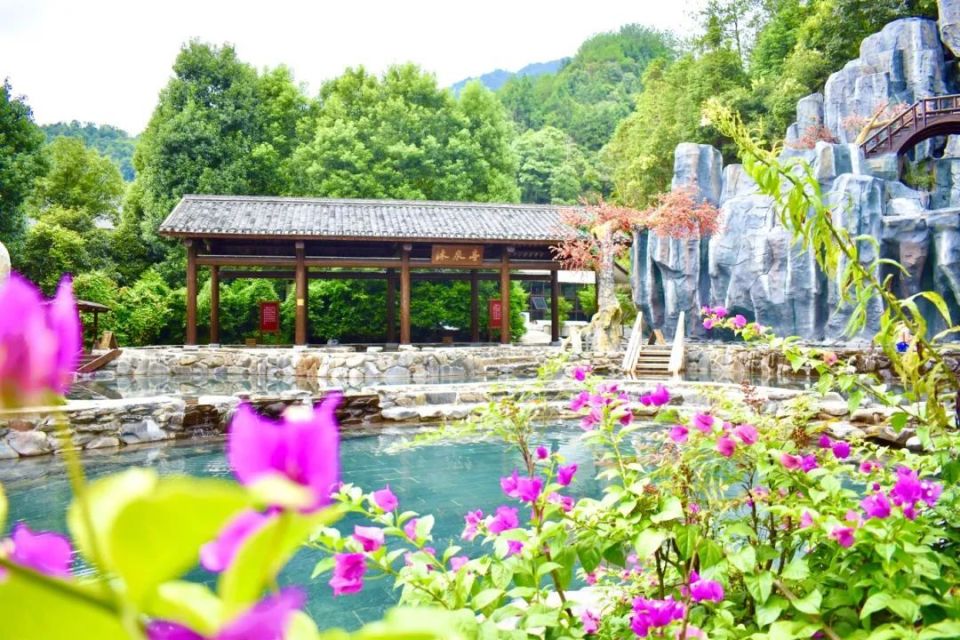 度假区景区内汤里温泉水上乐园地址:江西省宜春市铜鼓县大塅镇又美又