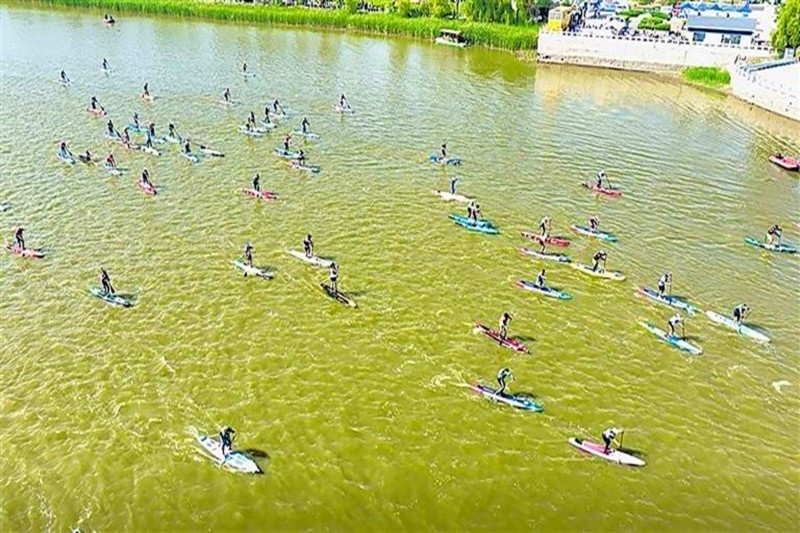 旅游广电局等部门承办的2024年中国桨板精英赛石嘴山站在星海湖开赛