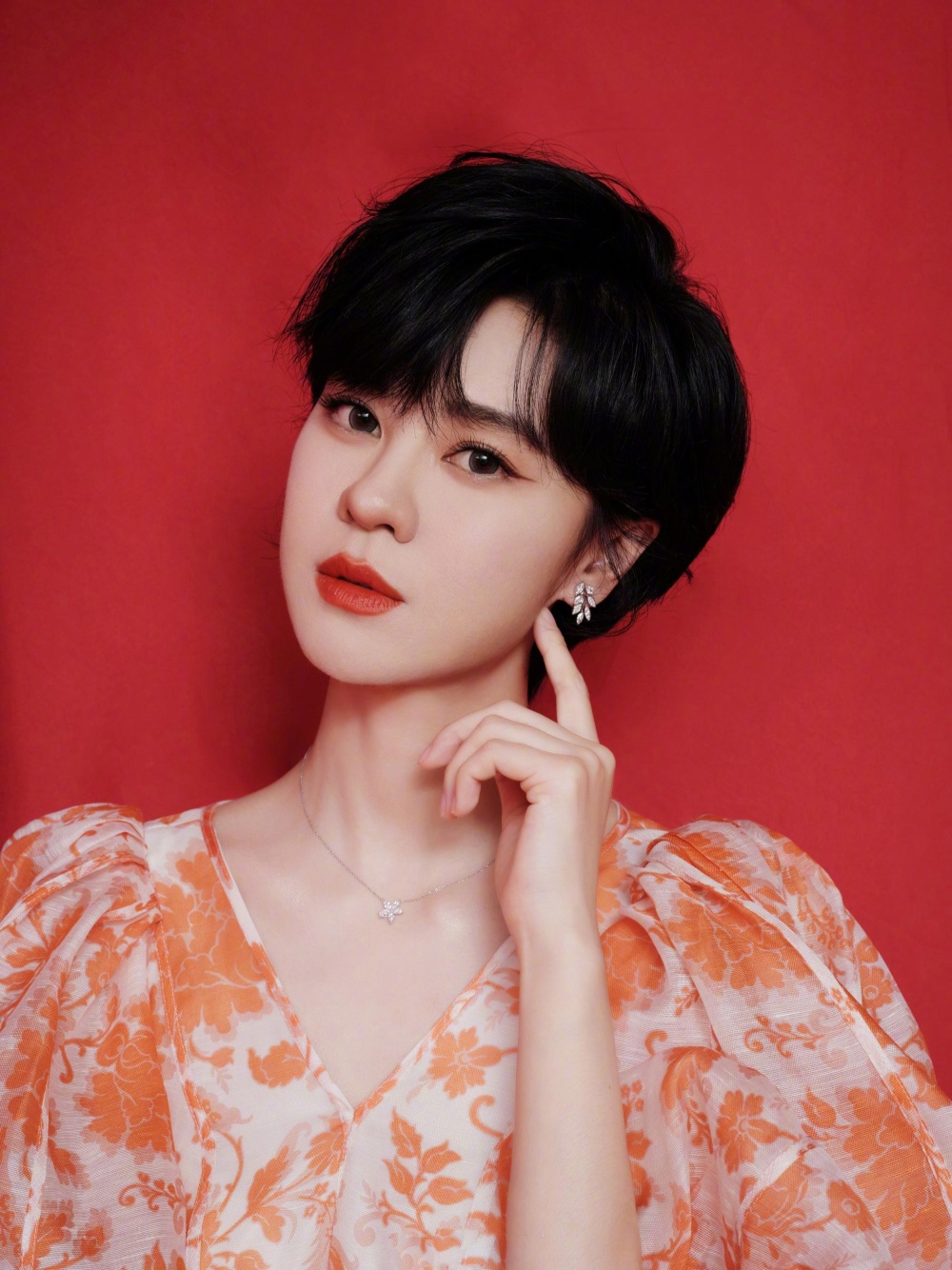 郁可唯获最佳女歌手奖项_腾讯新闻