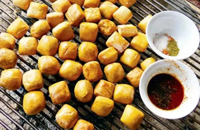 云岭大地七彩云南烤字号美食小吃圈粉路人心