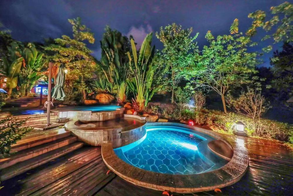 位于温泉之乡——广东清远汤塘,是集度假酒店,凤凰温泉,熹乐谷水世界