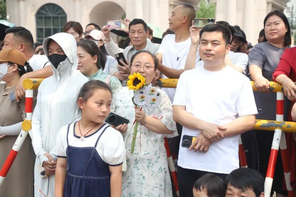 河南师范大学附属中学考点走出考场新乡市延津县高级中学考点外的家长