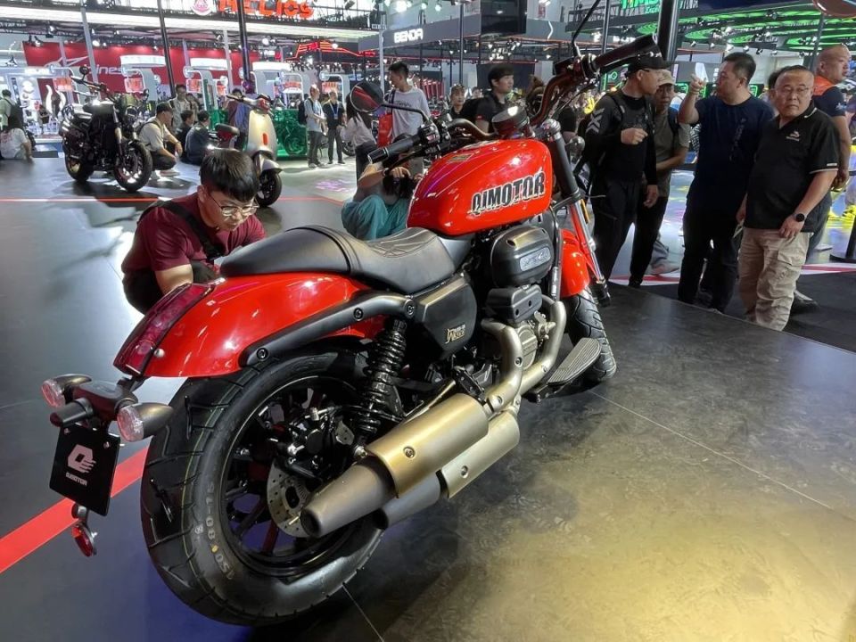 国产首台自动挡摩托车闪300发布,售价2.39万,贝纳利902还不到4万