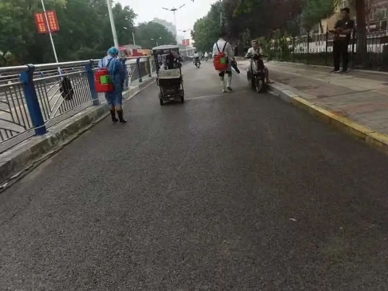 工作人员在街上消杀。图/涿州市疾病预防控制中心官微