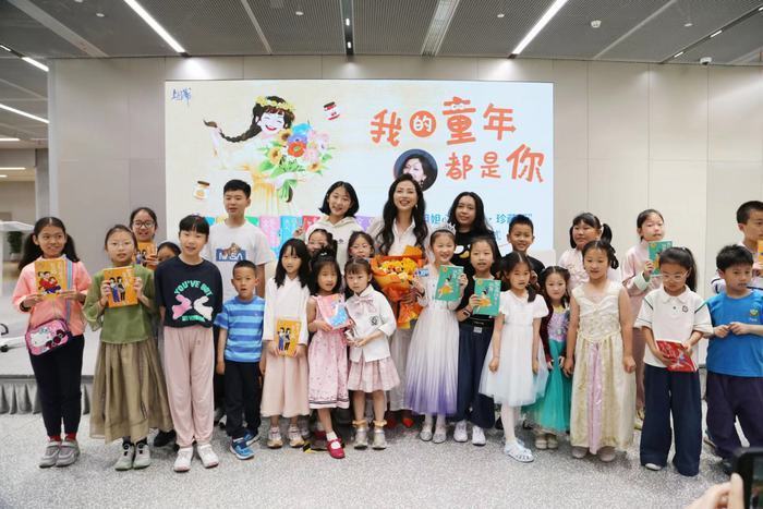 活动现场辫子姐姐郁雨君随后分享了她多年从事儿童文学创作的感悟和