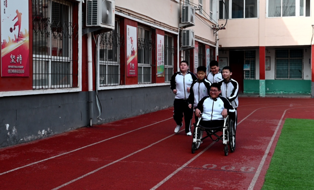 怎么推轮椅一群少年守护了“轮椅男孩”三个春秋……_https://www.jmylbn.com_新闻资讯_第3张