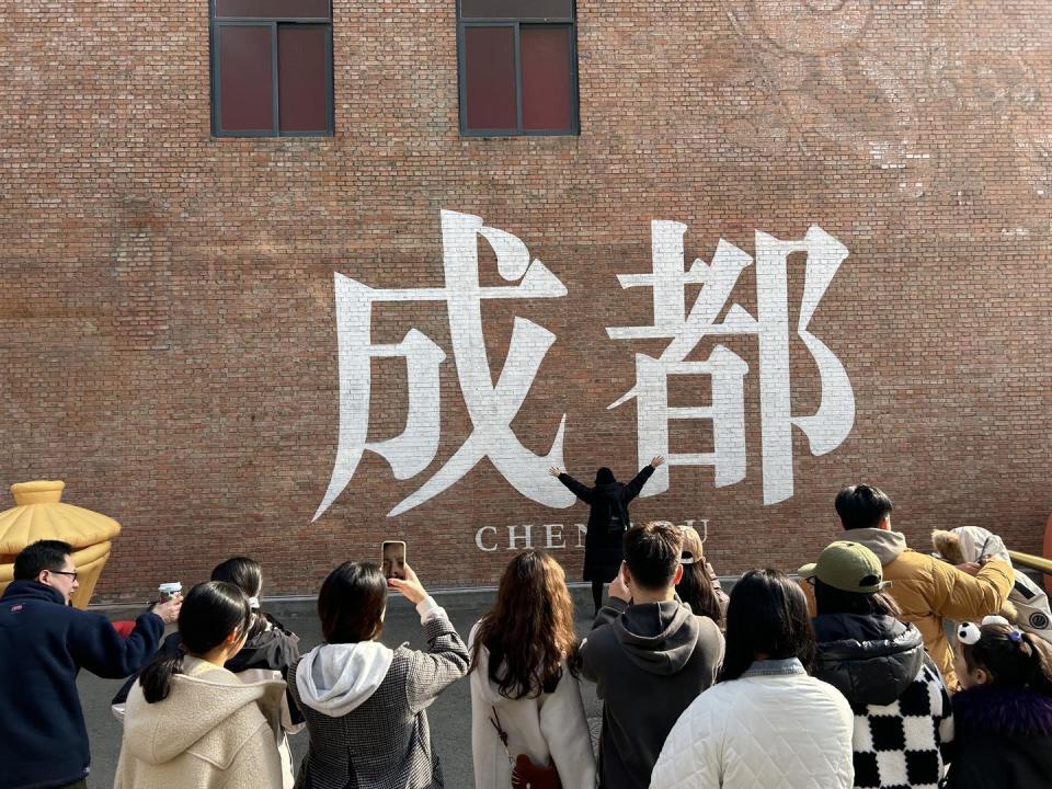 东郊记忆:大年三十热闹喜庆,市民游客暖阳中迎新春_腾讯新闻