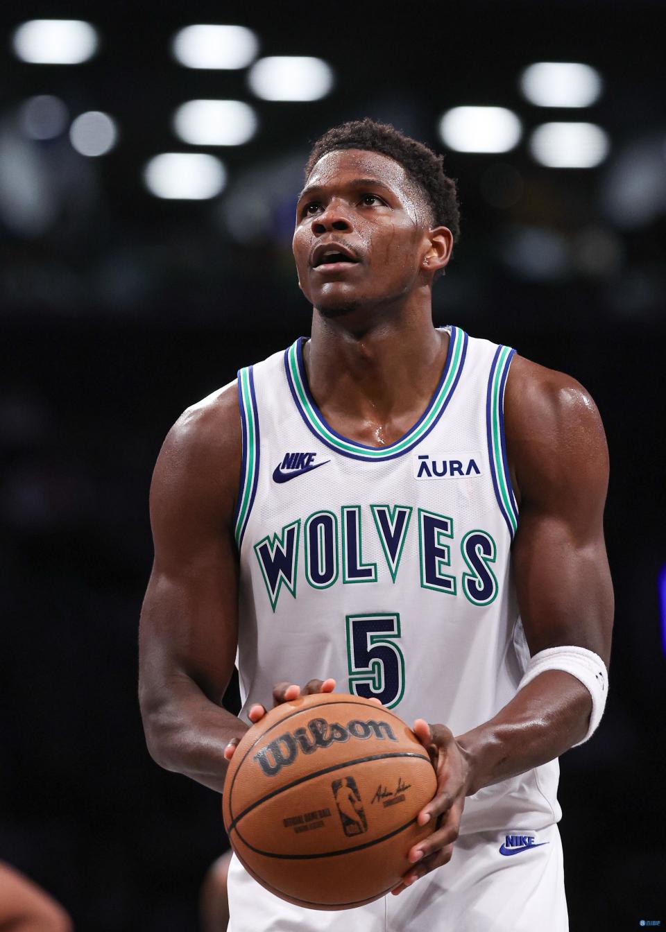 稳定发挥爱德华兹20中9拿到26分9助攻