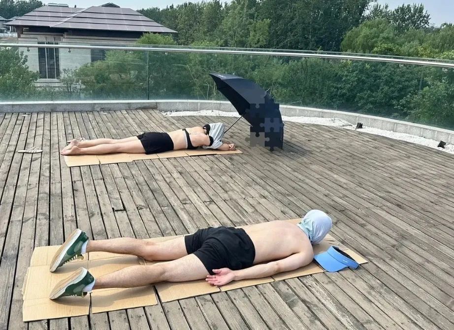 女子趴在小区路上晒背,却遭汽车碾过,女子:电车没声音大意了
