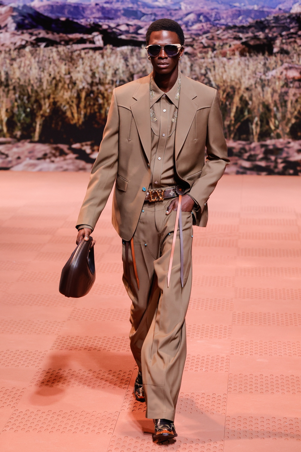 巴黎男装周——路易威登品牌时装秀_腾讯新闻