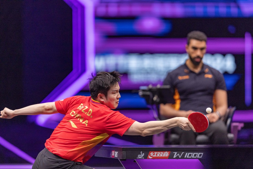 新华社记者 黄伟 摄5月30日,樊振东在比赛间隙擦拭球拍.