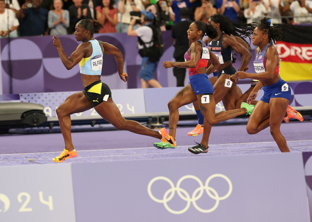 巴黎奥运会丨田径——女子100米:圣卢西亚选手阿尔弗雷德夺冠(8)