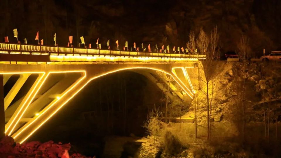 当秋天来临时,乡镇的大片树林穿着金黄的外衣牛羊悠闲地吃着青草,远处