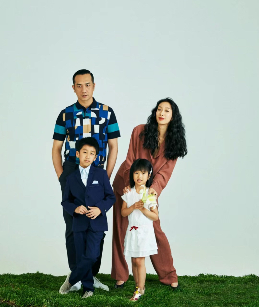 49岁黄觉罕见晒娃9岁小枣五官清秀像母亲麦子用左手写字引热议