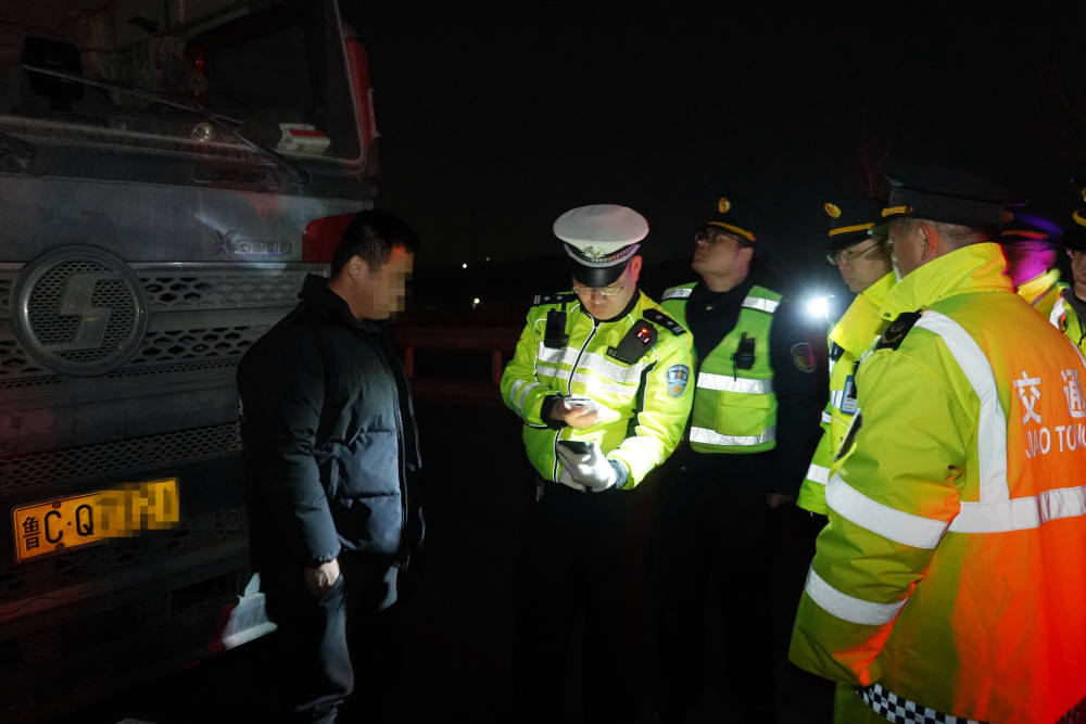 夜间至次日凌晨淄博市联合执法严查超限超载车辆