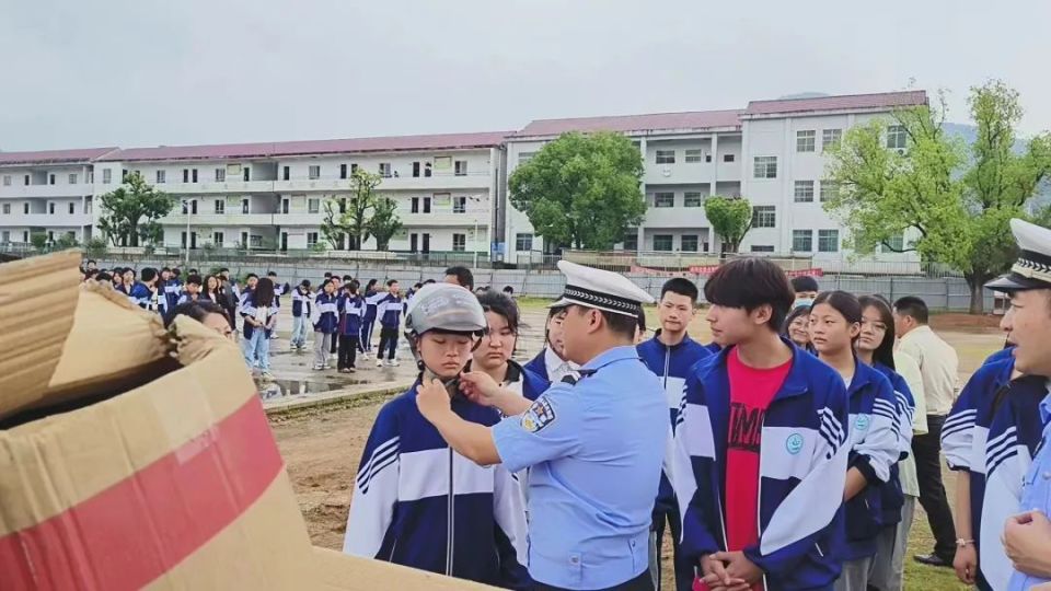 众安驾校代表,社区代表,平安志愿者代表,新平中学师生代表,县公安局巡