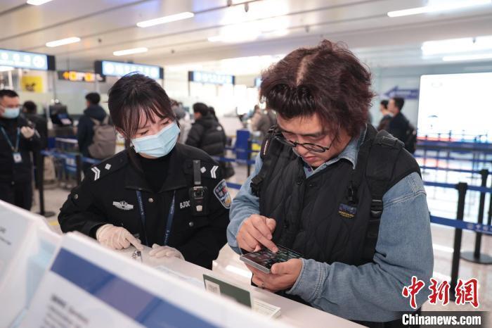 (新春走基层)探访盐城机场边检站:"国门卫士"坚守一线 守护口岸通关