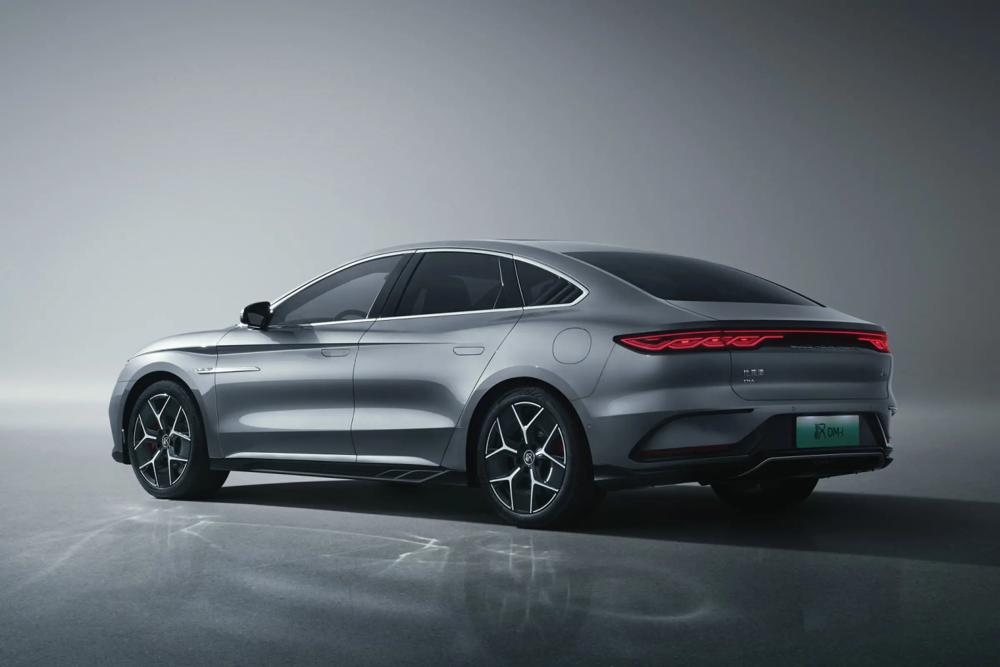 国产混动pk德系燃油 比亚迪汉dm-i荣耀版对比大众迈腾,该选谁?