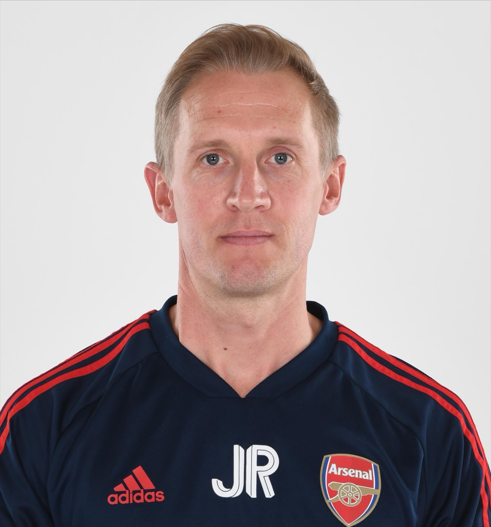 曼联再挖阿森纳体能师 本赛季抢队医后却伤兵满营 被骂请了兽医