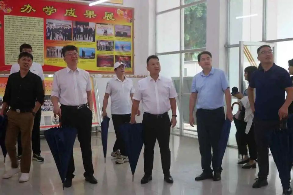 深圳市盐港中学领导教师到凌云县职业技术教育中心开展