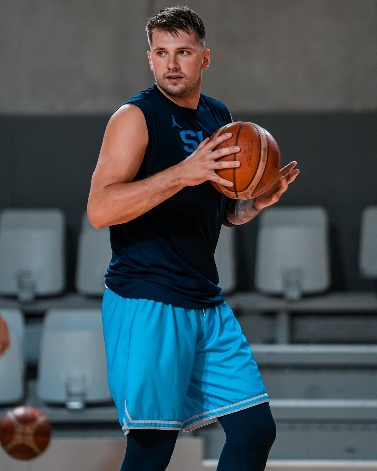 瘦七七东契奇晒训练照0077