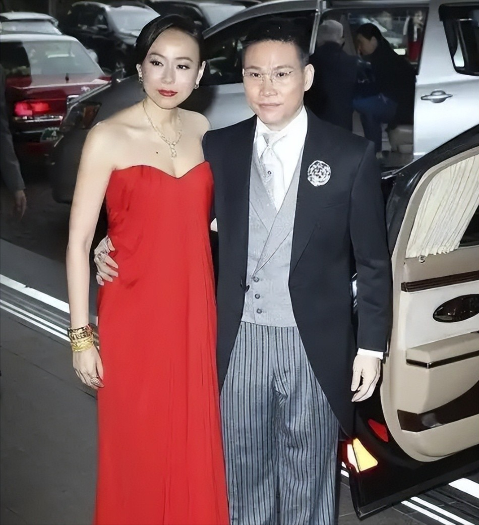 苏永康到邵阳农村度假,和家人坐复兴号高铁,去看了美丽的梯田