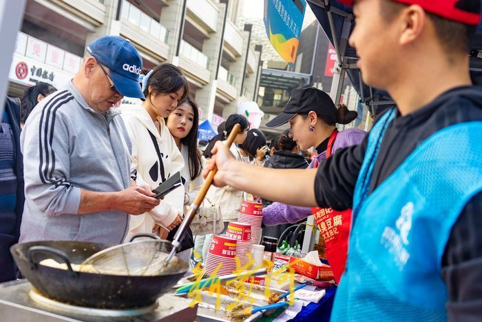 "泉水人家"走进k88名泉广场,市民共享"舌尖盛宴"