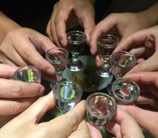 上海一老板请客,20名老同学赴宴,点13瓶茅台,结账时五味杂陈