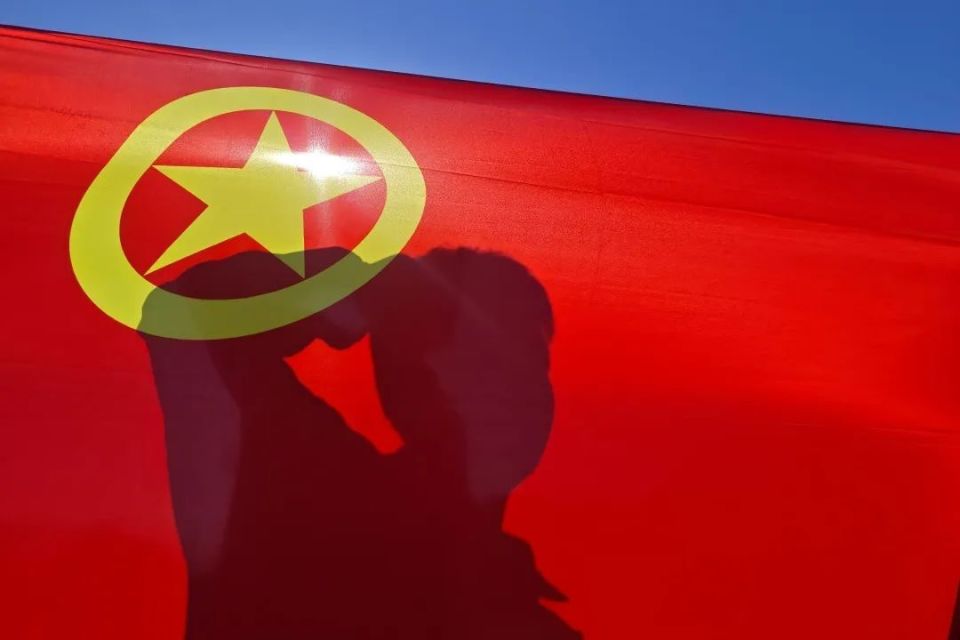 青春快门按下,与团旗团徽撞个满怀!