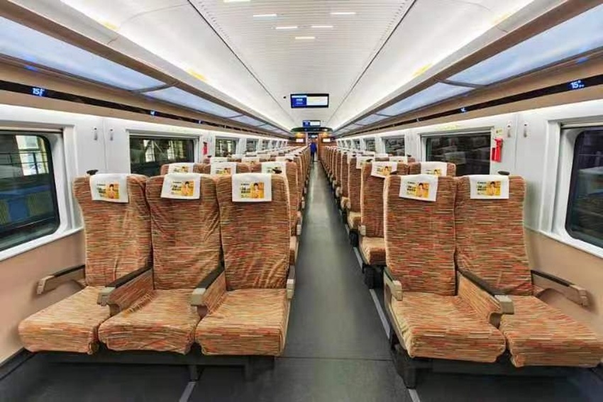 龙年喜迎"龙凤呈祥" cr400bf-z型智能复兴号动车组