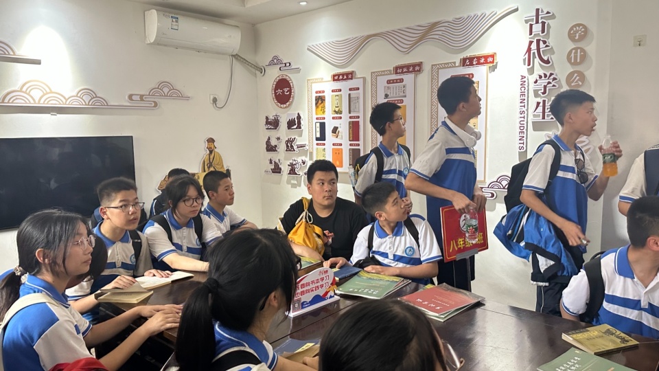 寻农耕之美,传红色薪火  ——成都市温江区永宁中学开展2024年春季