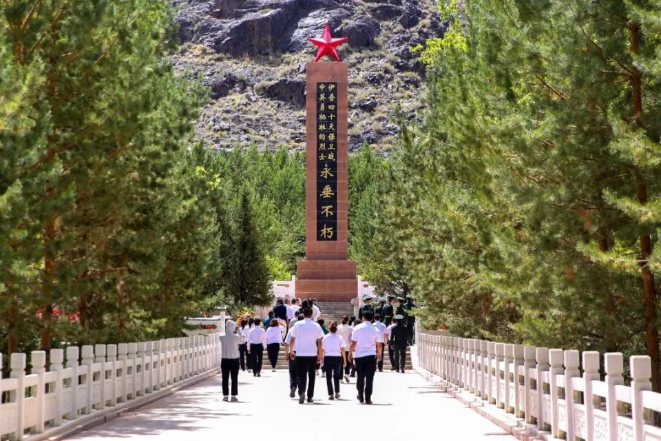 新疆这个烈士陵园的树枝,掰开竟是五角星图案