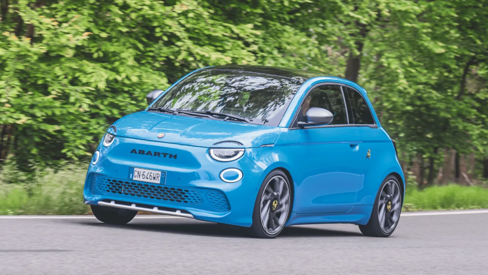 在外观方面,实拍的阿巴斯500e车型比普通版本要更加的激进运动,前脸